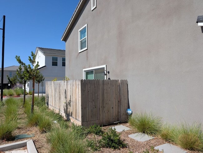 Building Photo - Modern home in a modern community featurin...