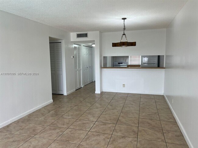 Foto del edificio - 8610 N Sherman Cir