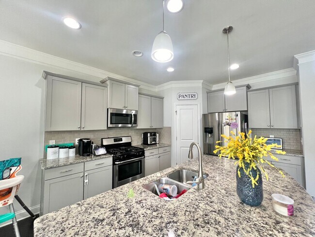 Foto del edificio - Stunning 5BD, 3BA Raleigh Home in an HOA C...