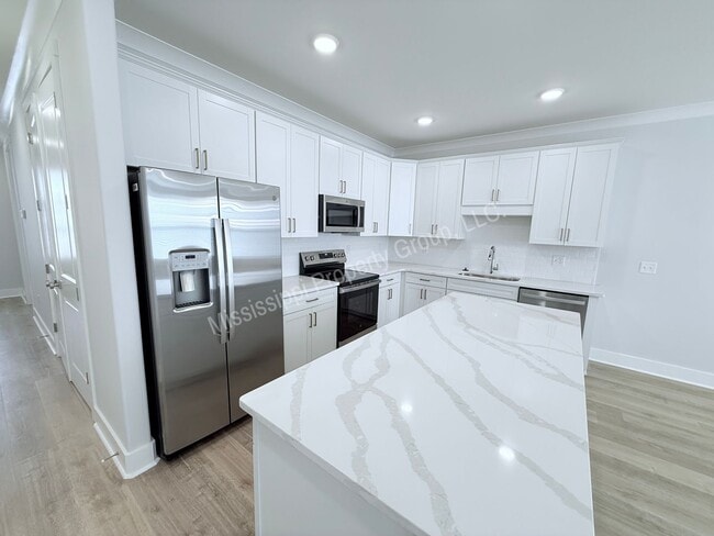 Building Photo - 615 Miramar Ln