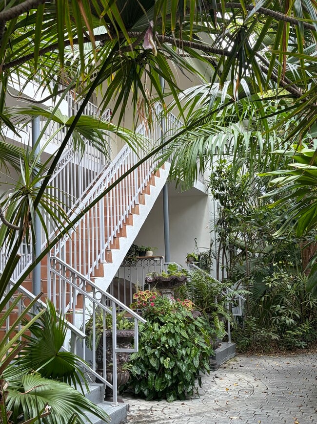 Building Photo - 1561 West Ave