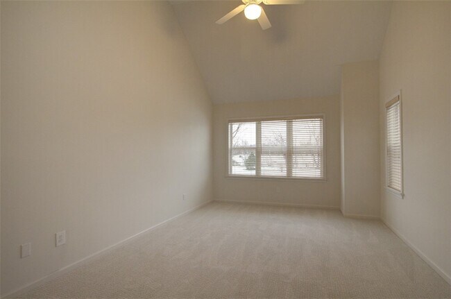 Foto del edificio - 245 Roseland Ln