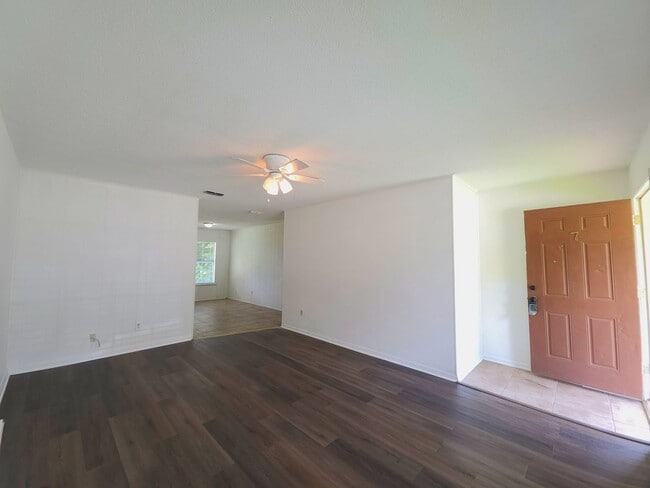 Building Photo - 501 E Reagan St