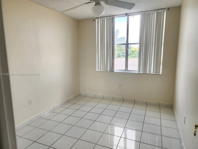 Foto del edificio - 1088 W 40th St