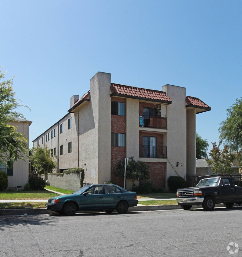 Building Photo - 1028 Elm Ave