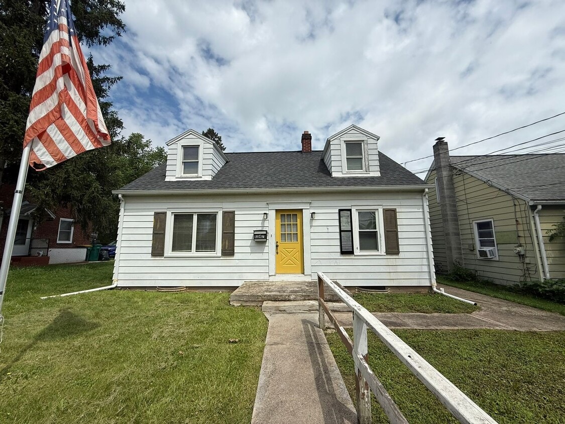 Primary Photo - 1347 E Caracas Ave