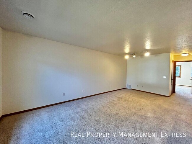 Foto del edificio - Cozy 1 Bedroom 1 Bathroom Townhome in Bran...