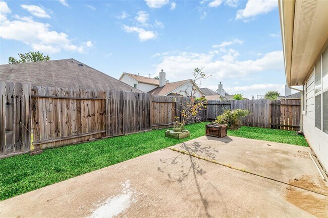 Foto del edificio - 5834 Lundwood Ln