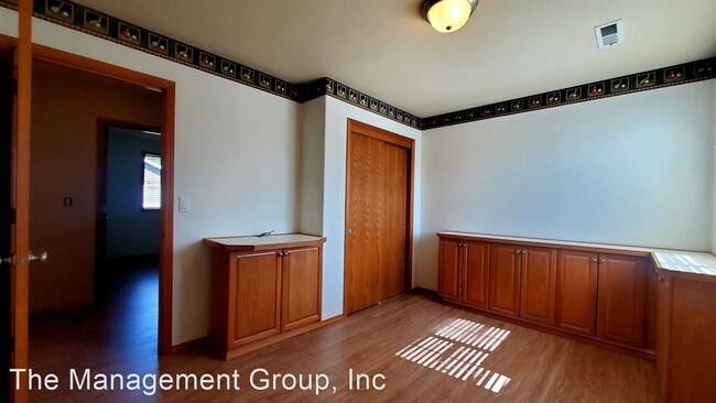 Building Photo - 4 br, 2.5 bath House - 5615 NE 51st Court