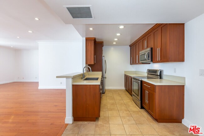 Foto del edificio - 7960 Selma Ave