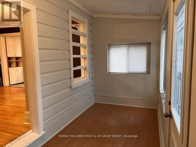 Building Photo - 61 Wellington St E