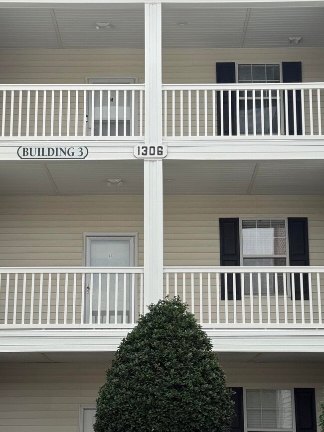 Building Photo - 1306 River Oaks Dr