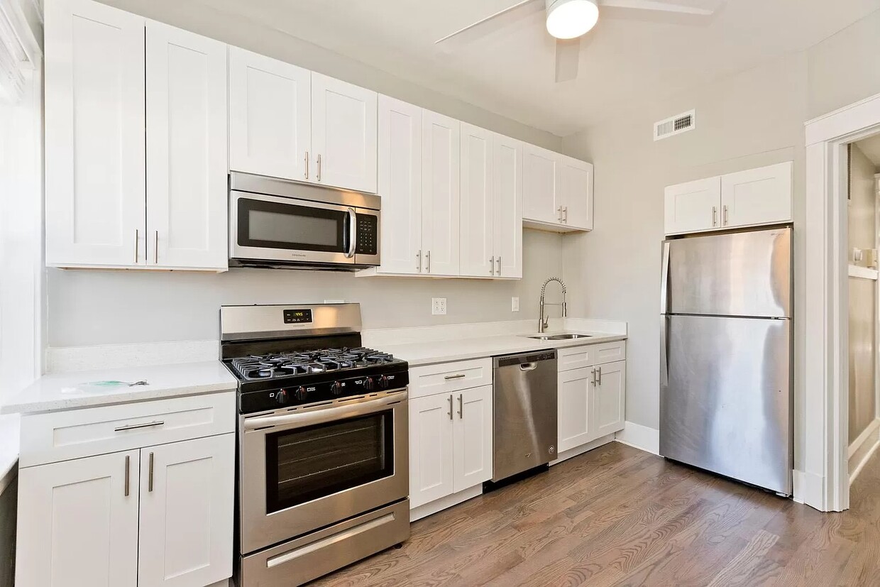 Foto principal - 3703 N Racine Ave