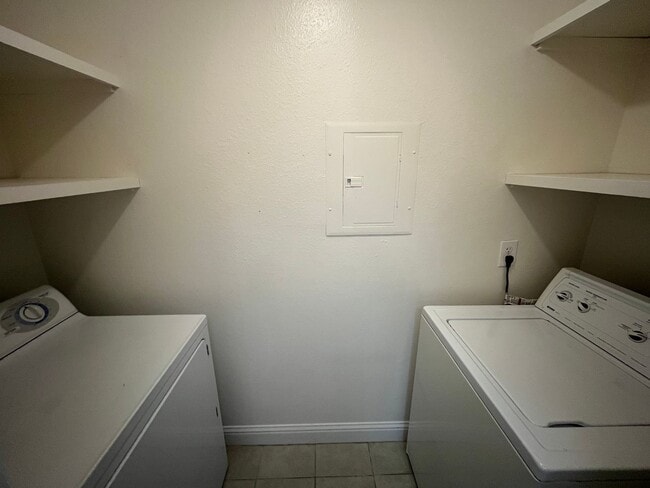 Building Photo - 2 Bedroom 1 Bathroom South Reno Condo