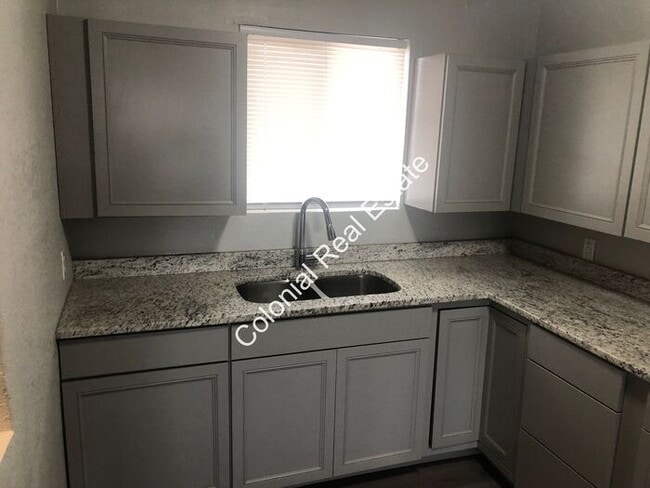Building Photo - Updated and spacious 2 bedroom 1 bathroom apartment for rent!