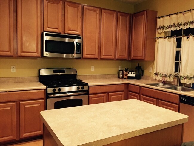 Building Photo - Beautiful Newer Home in Beavercreek - Near...