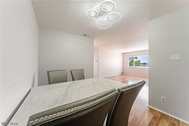 Foto del edificio - 25735 Lorain Rd