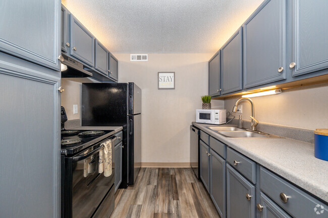 1BR, 1BA - 672SF - Kitchen - The Landing at Woodlawn Tower