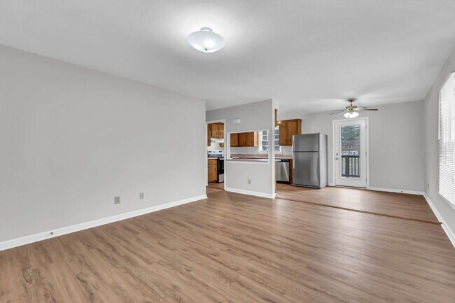 Building Photo - This charming rental in a convenient Clarksville location!