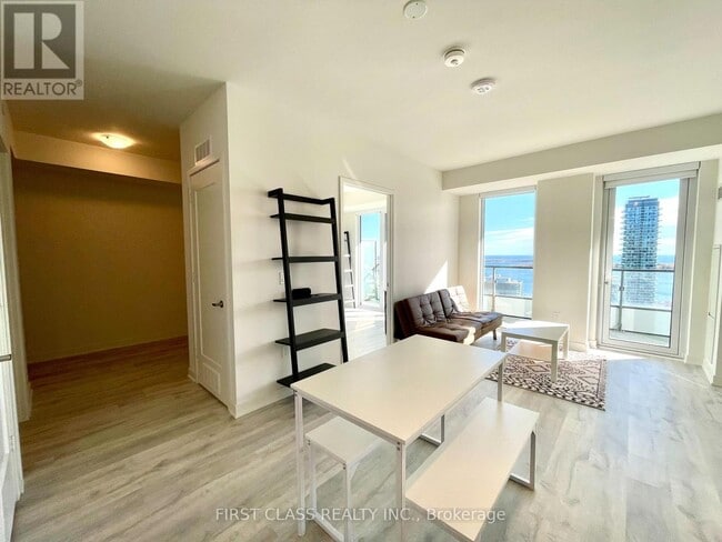 Building Photo - 70 Princess St