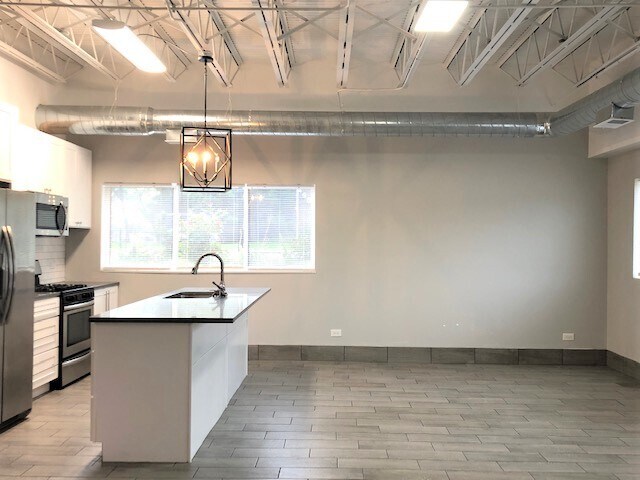 Building Photo - 460 Coventry Ln