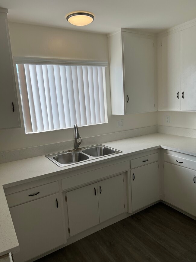 Building Photo - 1057 Western Ave