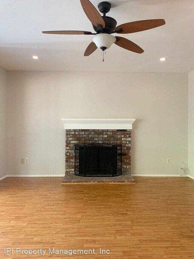 Building Photo - 4 br, 2 bath House - 364 E. Moss Street