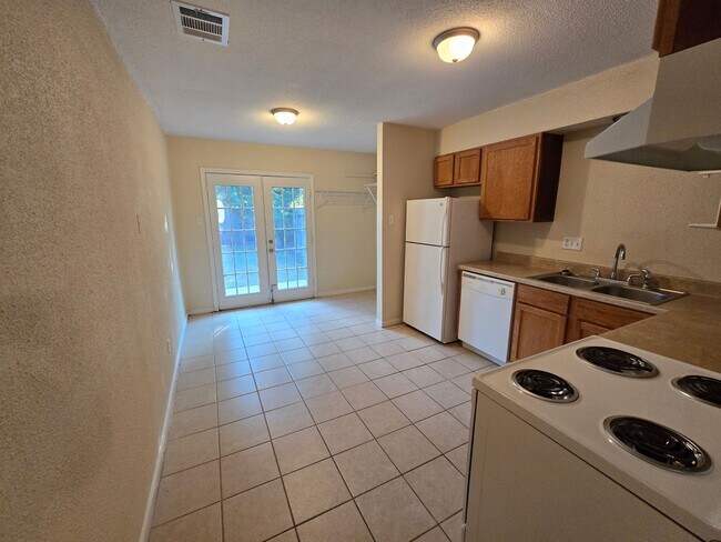Building Photo - College Station -2 Bedroom 1 Bath duplex, ...