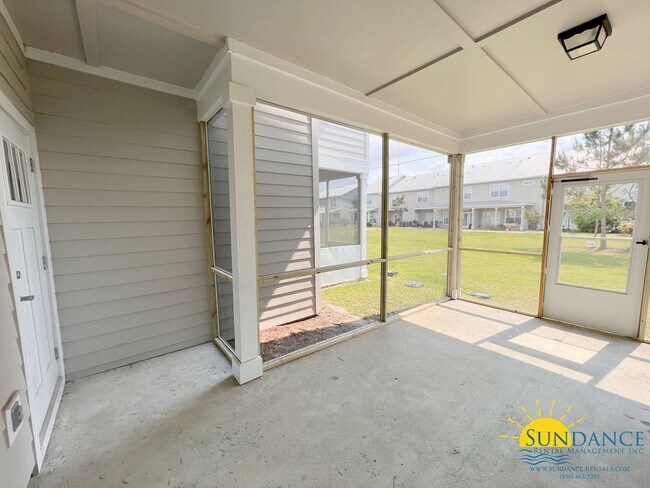 Foto del edificio - Stunning 3 bedroom town home with screened...