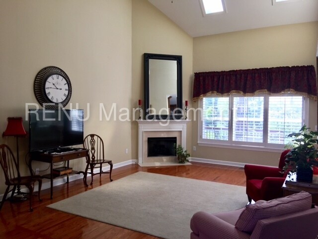 Building Photo - 201 Woodcrest Ct