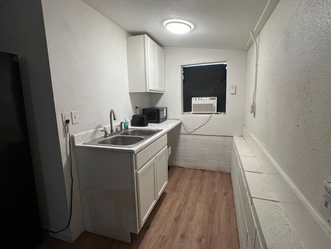 Building Photo - Furnished ALL BILLS PAID Backhouse Efficie...