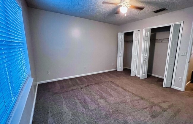 Building Photo - 5647 Bennington Dr