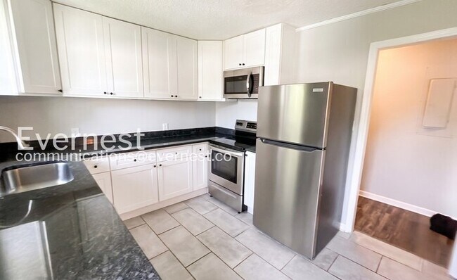 Building Photo - 3217 Plaza Cir