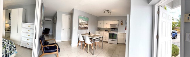 Building Photo - 1705 N Riverside Dr