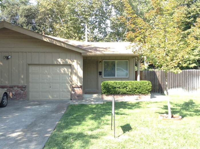 Foto principal - Great 3 bedroom 1 bathroom Duplex in Sacra...