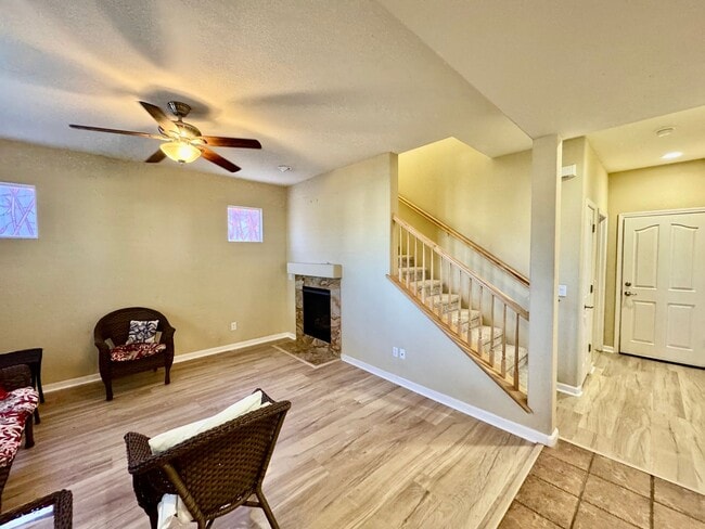 Foto del edificio - Located in a peaceful and well-maintained senior community, this spacious 3-bedroom, 3.5-bath Plu...