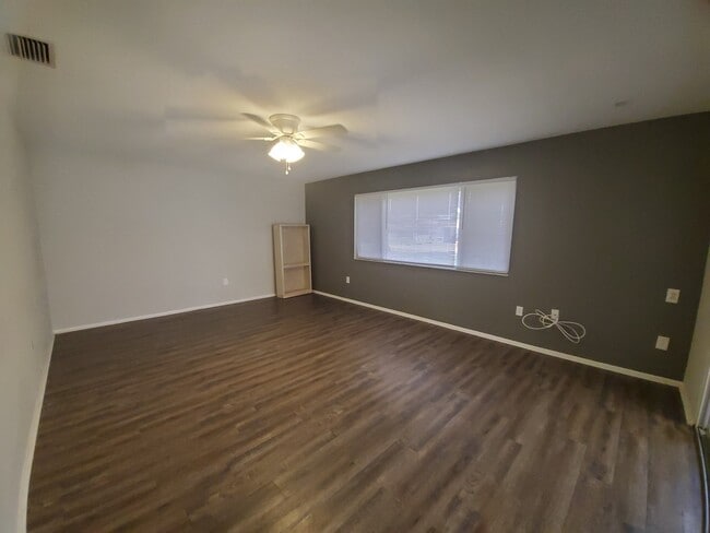 Building Photo - Updated 2 bed/ 2 bath Villa ~ 55+ Communit...