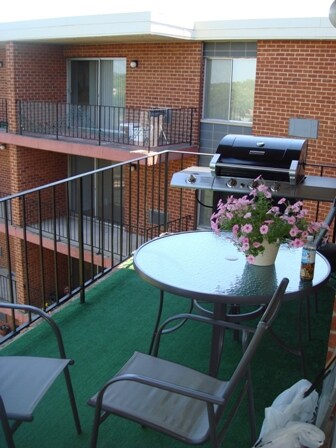 Balcony - 16 E Old Willow Rd