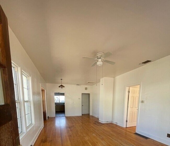 Building Photo - Price Reduced!! Nice 3 Bedroom 2 Bath In U...