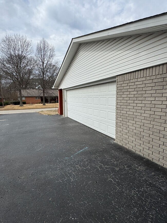 Foto del edificio - Incredible 4 Bed / 2 Bath updated Home, Available Now!