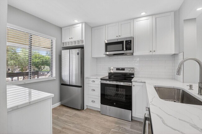 Foto del edificio - 6649 Somerset Dr