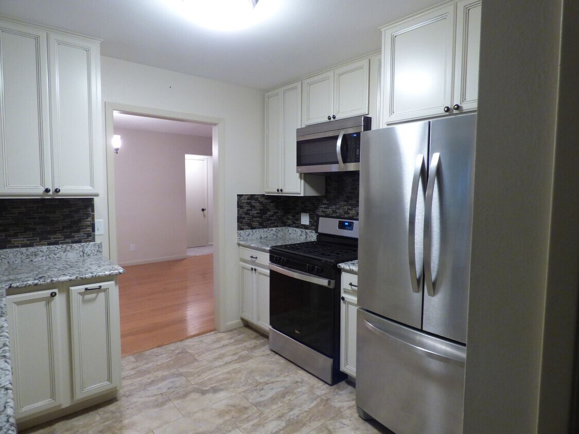 Foto principal - Beautiful Home in Longmont Estates