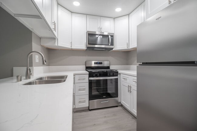 Kitchen - All brand new appliances - Lincoln Wood Apartments