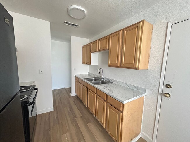 Building Photo - No HOA! 3 Bedroom 2 Bathroom House!