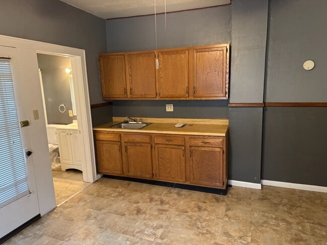 Kitchen 2 - 320 N Hyde Park Ave