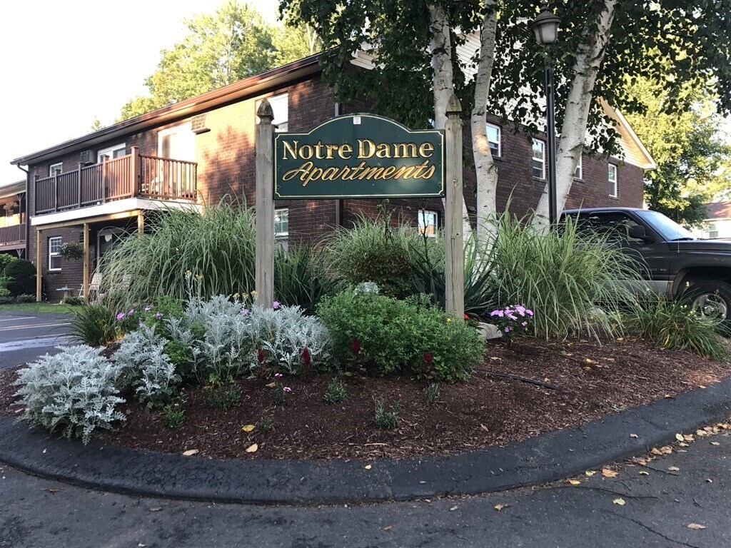 27 Collins St Unit E1, Westfield, MA 01085 Room for Rent in