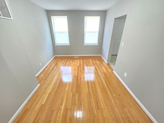 Building Photo - Beautiful 3 Bedroom 2 Bathroom East Baltim...