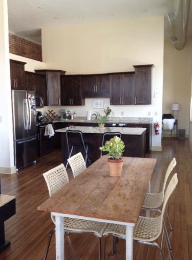 Kitchen dining space - 136 N Hastings Ave