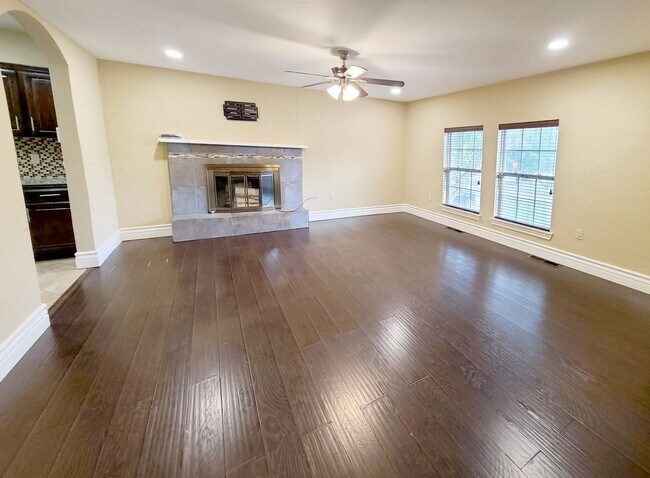 Building Photo - Large Military Park Home