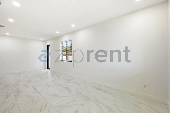 Building Photo - Unit B